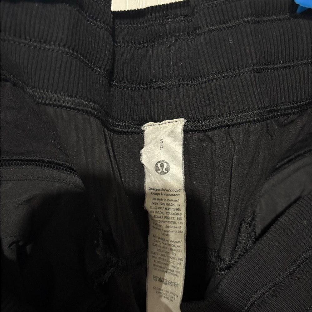 Women’s lululemon black Cargo Jogger Pants - Picture 4 of 4